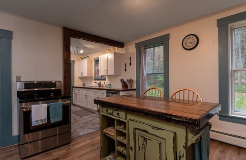 Chester Depot House | Historic 150-year-old farmhouse, Jacuzzi included