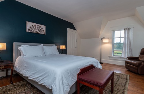 Chester Depot House | Historic 150-year-old farmhouse, Jacuzzi included