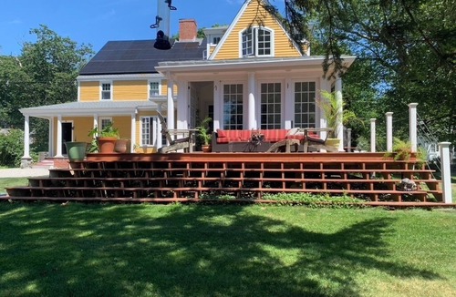 Rye House | Historic 1780 Farmhouse near the Sea: Sleeps 8-9