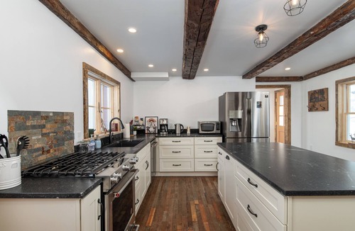 Belmont House | Historic 1843 Belmont Home, Near Okemo & VAST, Sleeps 10+, Gigabit WiFi