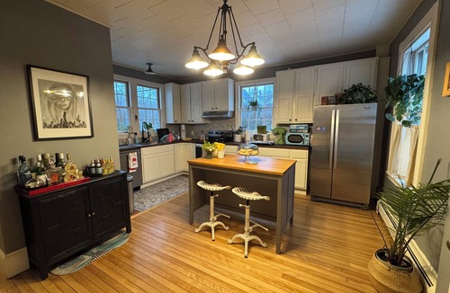 Hampden House | Historic 1855 farmhouse close to concert venue