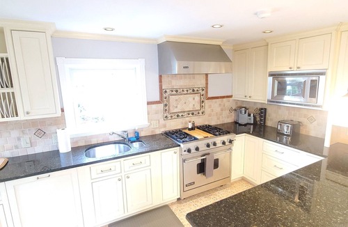 Top of the Hill Apartment | Historic 3 bed with roof deck