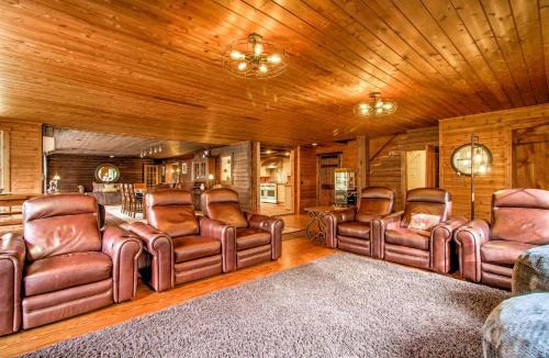 Londonderry House | Historic 8BR Retreat with Hot Tub Near Stratton & Bromley, Londonderry, Vermont