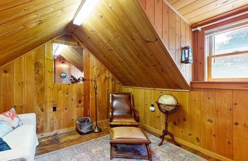 Boothbay Harbor House | Historic Boothbay Harbor cottage with antique decor, washer/dryer & deck