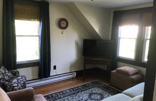 Bristol Apartment | Historic Bristol Town Center Apartment