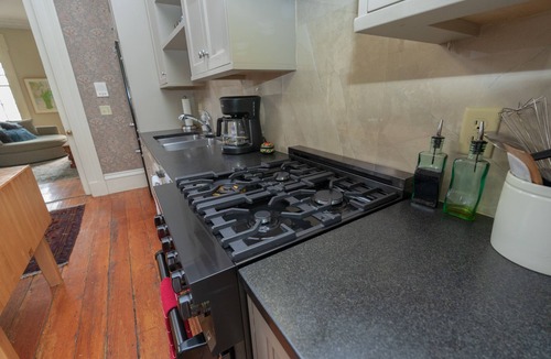 College Hill Apartment | Historic Brownstone in the Heart of College Hill - BROWN - RISD - JWU