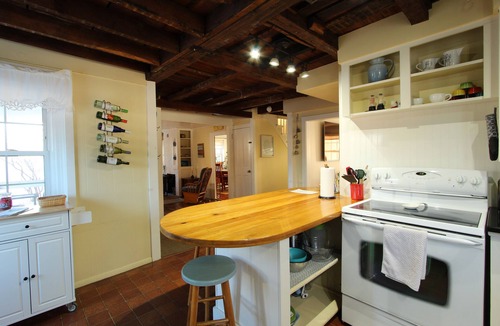 Niantic House | Historic colonial, a short walk to downtown and the beaches!