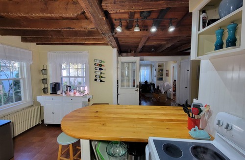 Niantic House | Historic colonial, a short walk to downtown and the beaches!