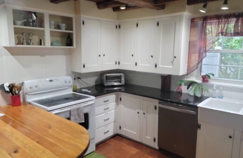 Niantic House | Historic colonial, a short walk to downtown and the beaches!