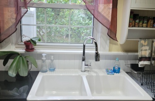 Niantic House | Historic colonial, a short walk to downtown and the beaches!