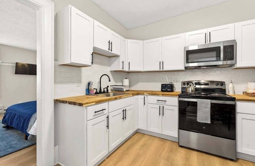 East Avenue Apartment | Historic East Ave Studio~Cozy~Walkable~Central5