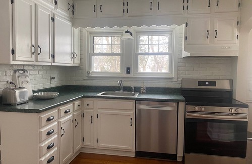 Hudson House | Historic Hudson Cottage | Walk to WRA Near Blossom Music Center & CVNP Charming home near WRA & Downtown Hudson. Sleeps 7 with renovated lower level, patio, garage, and fast WiFi. Ideal for extended stays, Blossom concerts, and CVNP visits.