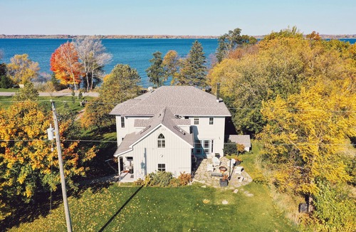 Cressy House | Historic Loyalist Lakehouse Quiet Waterfront Escape 3.5 Acres & 300’ Shore!