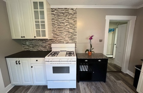 West Haven Apartment | Historic Prospect Beach House - 1 minute walk to Beach