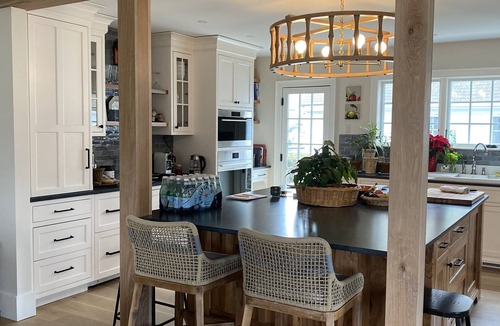 Mystic House | Historic Spite House, Captain’s Home, sleeps 10, walk to downtown Mystic!