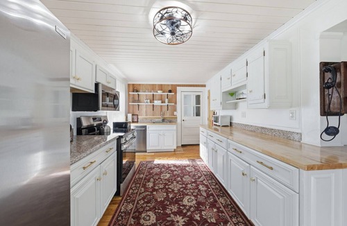 Chester House | Historic Sugar Loaf Farmhouse | 5BR | Sleeps 9