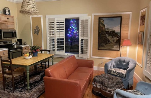 Warren Apartment | Historic Waterfront District., for lovers of art, restaurants, unique shops, nn