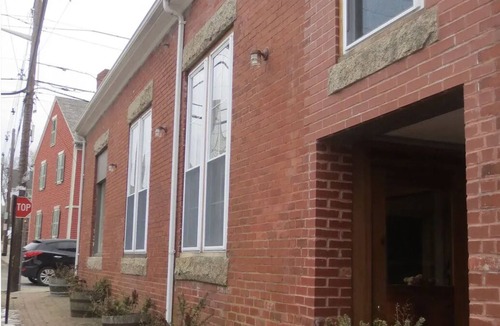 Warren Apartment | Historic Waterfront District., for lovers of art, restaurants, unique shops, nn