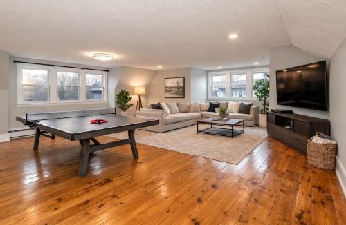 Salem Apartment | Hocus Pocus Hideaway on Salem Commons w Game Room