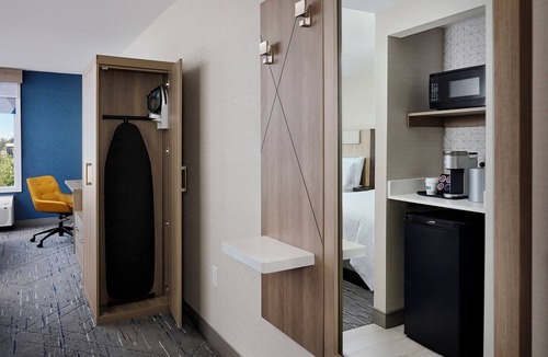 Rosemount Hotel | Holiday Inn Express and Suites Kitchener Southeast by IHG