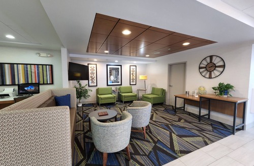 Rochester Hotel | Holiday Inn Express & Suites Rochester by IHG