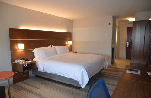 Rochester Hotel | Holiday Inn Express & Suites Rochester by IHG