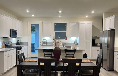Palmdale House | Home away from Home/Beautiful 3-bedroom house in charming Palmdale