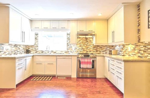 Hamilton House | 🌺Home away from home! Entire 🏡 Large 2 floor 5 bedroom home ,free parking