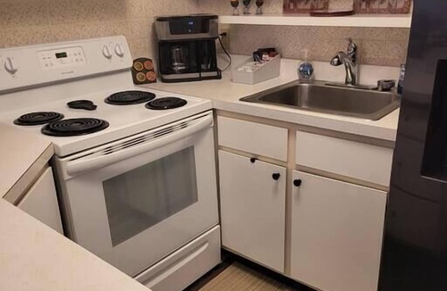 Weirs Beach Apartment | Homie 2 bdrm 2 bth condo walking distance to Weirs & More