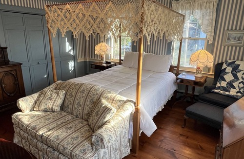 Chester Depot Bed & Breakfast | Honeymoon Suite with Jacuzzi Tub in Historic Inn