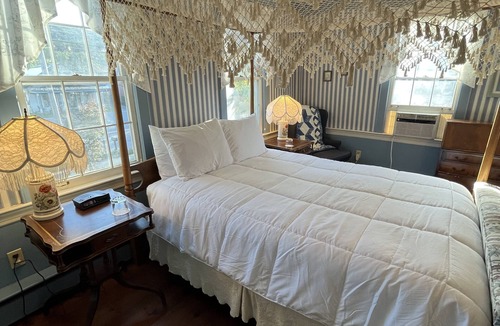 Chester Depot Bed & Breakfast | Honeymoon Suite with Jacuzzi Tub in Historic Inn