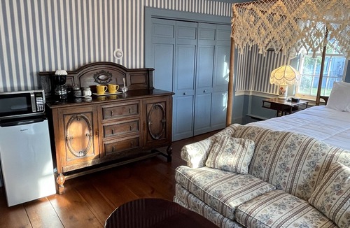 Chester Depot Bed & Breakfast | Honeymoon Suite with Jacuzzi Tub in Historic Inn