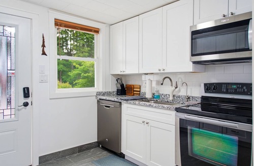 Hamilton House | Hot Tub, 5 min to Colgate, Sleeps 6, Welcome Wine