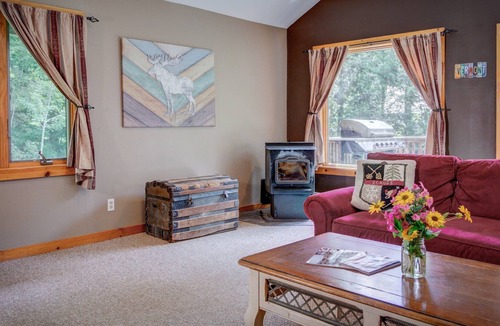 Londonderry Ski Chalet | Hot Tub and Enough Space for 14!