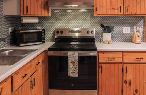Conway House | Hot Tub|Fire Pit|Game Rm|Fire Pl|1Acre wooded lot