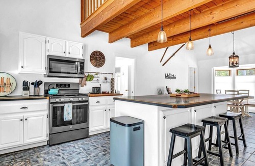 North Conway House | Hot Tub | Near Trails, Fire Pit & Outdoor Patio