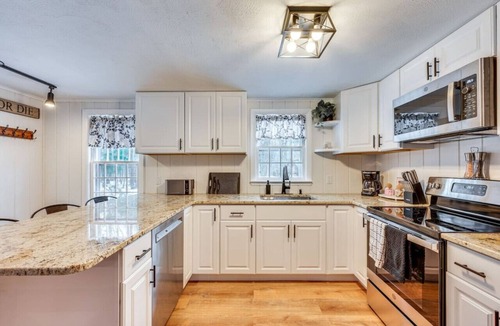 Birch Hill House | Hot Tub Retreat Near Saco River with Fire Pit!