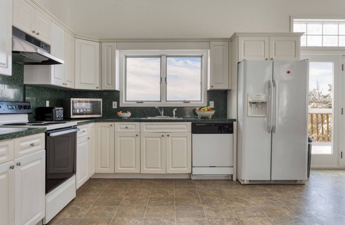 East Jewett House | Hot Tub + Sand Volleyball | Private Lake Access + Canoe | Near Hunter Mountain