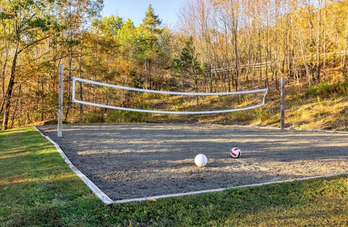 East Jewett House | Hot Tub + Sand Volleyball | Private Lake Access + Canoe | Near Hunter Mountain
