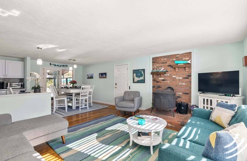 East Harwich House | Hot Tub, Sauna, Ping Pong Table, Treehouse and Fire Pit!