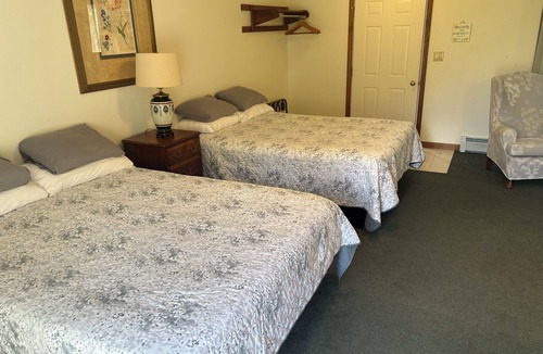 Somerset County Hotel | Hotel Room with 2 queen beds, sitting area, deck and large 2 person Jacuzzi tub