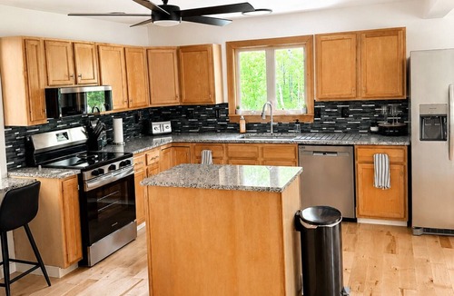 Trenton House | HOUSE + APARTMENT/Sleeps 15/Near Bar Harbor & Acadia. HOT TUB. NEW!
