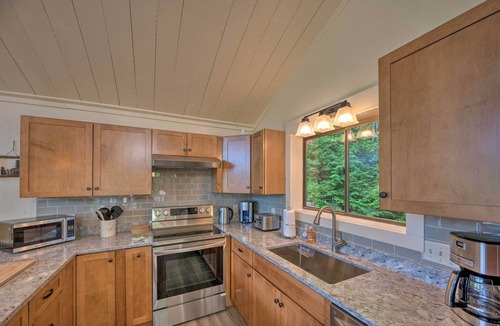 Jackson Cottage | House w/Balcony ~ 5 Mi to Cranmore Resort!