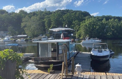 Connelly Boat Rental | Houseboat River Queen a Peaceful Retreat on The Rondout Creek