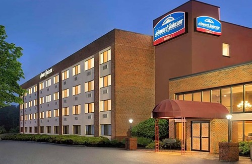 South Portland Hotel | Howard Johnson Hotel by Wyndham South Portland