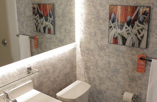 Middletown Hotel | Howard Johnson by Wyndham Middletown Newport Area