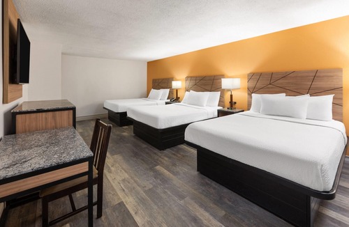 Malden Hotel | Howard Johnson by Wyndham Malden Boston Area