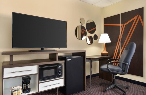 South Portland Hotel | Howard Johnson Hotel by Wyndham South Portland