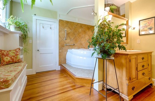 Fitchburg Bed & Breakfast | Howarth House B&B