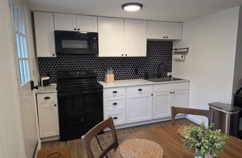 Thornton Apartment | Hubbard Brook Getaway - King Bed - Mountain Views